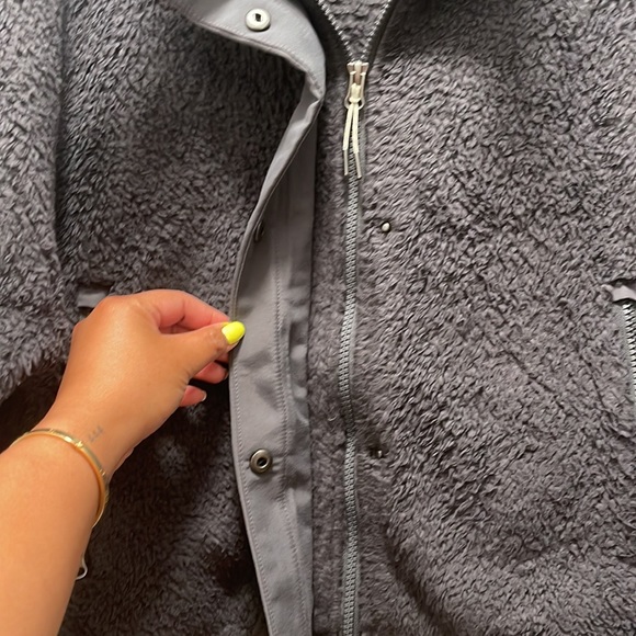 VUORI womens Sherpa Zip Up Jacket - Picture 3 of 9